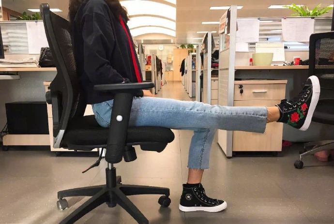 Lifting Your Legs While Sitting can Protect Your Knees