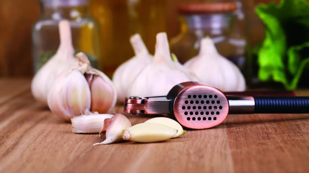 Garlic Effectively Lowers Blood Sugar and Cholesterol